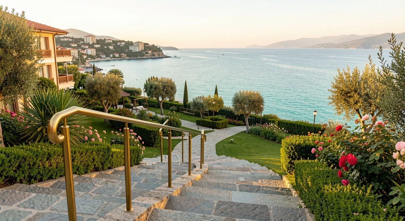 Antalya sahilinde yaşlı dostu lüks bir resortun geniş manzarası